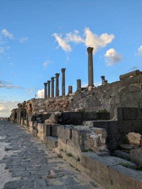 Ürdün 'ü geziyorum. Umm Qais' nin kültürel ve doğal tarafı ve antik Gadara harabeleri. Antik Roma şehri. Ülkenin kuzeybatısında, Ürdün 'ün İsrail ve Suriye sınırlarına yakın.