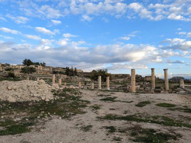 Ürdün 'ü geziyorum. Umm Qais' nin kültürel ve doğal tarafı ve antik Gadara harabeleri. Antik Roma şehri. Ülkenin kuzeybatısında, Ürdün 'ün İsrail ve Suriye sınırlarına yakın.