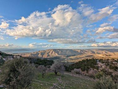 Ürdün 'ü geziyorum. Umm Qais' nin kültürel ve doğal tarafı ve antik Gadara harabeleri. Antik Roma şehri. Ülkenin kuzeybatısında, Ürdün 'ün İsrail ve Suriye sınırlarına yakın.