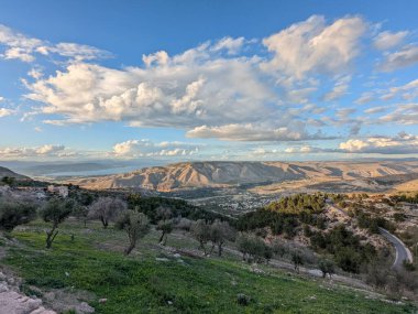 Ürdün 'ü geziyorum. Umm Qais' nin kültürel ve doğal tarafı ve antik Gadara harabeleri. Antik Roma şehri. Ülkenin kuzeybatısında, Ürdün 'ün İsrail ve Suriye sınırlarına yakın.