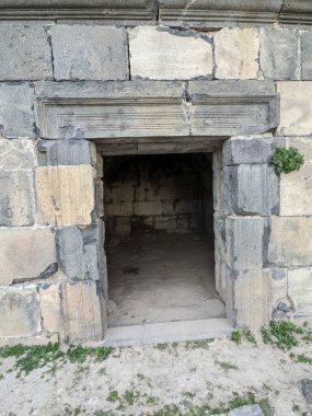 Ürdün 'ü geziyorum. Umm Qais' nin kültürel ve doğal tarafı ve antik Gadara harabeleri. Antik Roma şehri. Ülkenin kuzeybatısında, Ürdün 'ün İsrail ve Suriye sınırlarına yakın.