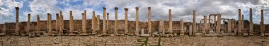 Jerash, Ürdün-28 Şubat 2023: Jerash şehrinde antik Roma yapıları, Gerasa, Ürdün, hipodrom, amfiteateatr, antik Roma medeniyetinin kumdan ve mermer taştan yapılmış sütunları.