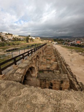 Jerash, Ürdün-28 Şubat 2023: Jerash şehrinde antik Roma yapıları, Gerasa, Ürdün, hipodrom, amfiteateatr, antik Roma medeniyetinin kumdan ve mermer taştan yapılmış sütunları.
