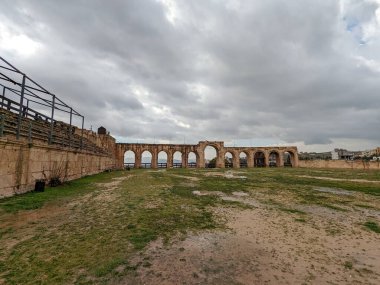 Jerash, Ürdün-28 Şubat 2023: Jerash şehrinde antik Roma yapıları, Gerasa, Ürdün, hipodrom, amfiteateatr, antik Roma medeniyetinin kumdan ve mermer taştan yapılmış sütunları.