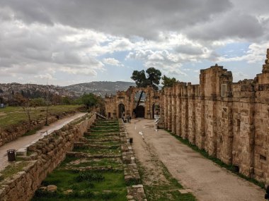 Jerash, Ürdün-28 Şubat 2023: Jerash şehrinde antik Roma yapıları, Gerasa, Ürdün, hipodrom, amfiteateatr, antik Roma medeniyetinin kumdan ve mermer taştan yapılmış sütunları.