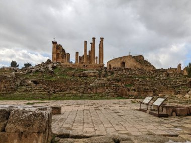 Jerash, Ürdün-28 Şubat 2023: Jerash şehrinde antik Roma yapıları, Gerasa, Ürdün, hipodrom, amfiteateatr, antik Roma medeniyetinin kumdan ve mermer taştan yapılmış sütunları.