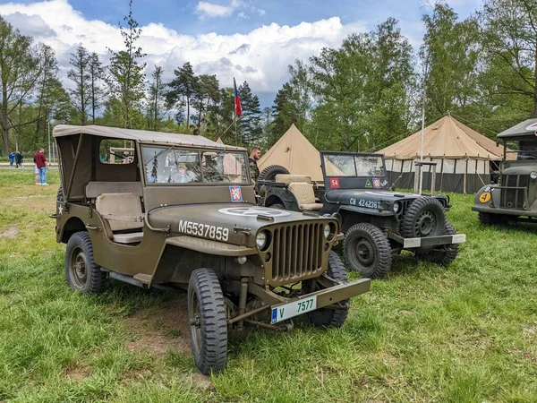 PILSEN, CZECH Cumhuriyet - 5 Mayıs 2023: Özgürlük Konvoyu. Özgürlük Festivali Plzen (Plze). Pilsen 'in Mayıs 1945' te Amerikan Ordusu tarafından kurtarılmasının kutlanması. 2. Dünya Savaşı 'ndan kalma makineler, tanklar ve zırhlı araçlar.