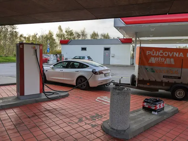 Humpolec, CZECH REPUBLIC - 16 Mayıs 2023: Tesla şarj istasyonları tüm AB 'de elektrikli otomobil sahiplerini barındırmak için mevcuttur. Tesla süperşarj istasyonu Prag ve Brno arasında D1 otoyolu üzerindedir.