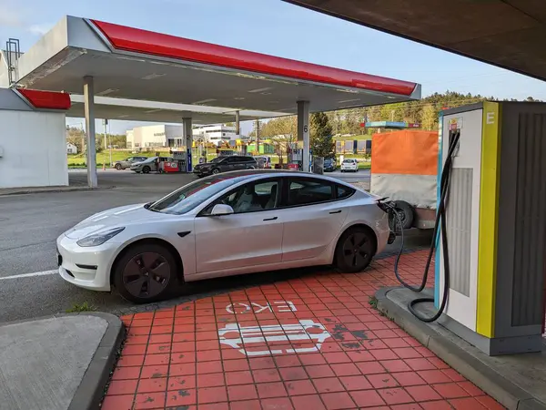 Humpolec, CZECH REPUBLIC - 16 Mayıs 2023: Tesla şarj istasyonları tüm AB 'de elektrikli otomobil sahiplerini barındırmak için mevcuttur. Tesla süperşarj istasyonu Prag ve Brno arasında D1 otoyolu üzerindedir.