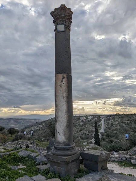 Ürdün 'ü geziyorum. Umm Qais' nin kültürel ve doğal tarafı ve antik Gadara harabeleri. Antik Roma şehri. Ülkenin kuzeybatısında, Ürdün 'ün İsrail ve Suriye sınırlarına yakın.