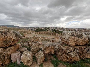 Jerash, Ürdün-28 Şubat 2023: Jerash şehrinde antik Roma yapıları, Gerasa, Ürdün, hipodrom, amfiteateatr, antik Roma medeniyetinin kumdan ve mermer taştan yapılmış sütunları.