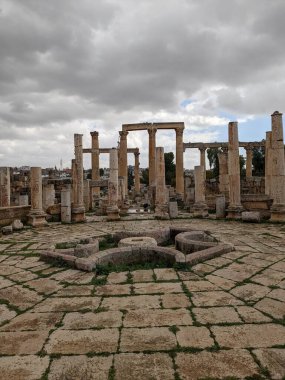 Jerash, Ürdün-28 Şubat 2023: Jerash şehrinde antik Roma yapıları, Gerasa, Ürdün, hipodrom, amfiteateatr, antik Roma medeniyetinin kumdan ve mermer taştan yapılmış sütunları.