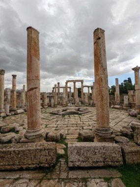 Jerash, Ürdün-28 Şubat 2023: Jerash şehrinde antik Roma yapıları, Gerasa, Ürdün, hipodrom, amfiteateatr, antik Roma medeniyetinin kumdan ve mermer taştan yapılmış sütunları.