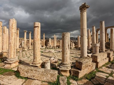 Jerash, Ürdün-28 Şubat 2023: Jerash şehrinde antik Roma yapıları, Gerasa, Ürdün, hipodrom, amfiteateatr, antik Roma medeniyetinin kumdan ve mermer taştan yapılmış sütunları.
