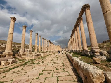 Jerash, Ürdün-28 Şubat 2023: Jerash şehrinde antik Roma yapıları, Gerasa, Ürdün, hipodrom, amfiteateatr, antik Roma medeniyetinin kumdan ve mermer taştan yapılmış sütunları.