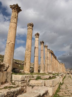 Jerash, Ürdün-28 Şubat 2023: Jerash şehrinde antik Roma yapıları, Gerasa, Ürdün, hipodrom, amfiteateatr, antik Roma medeniyetinin kumdan ve mermer taştan yapılmış sütunları.