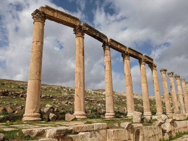 Jerash, Ürdün-28 Şubat 2023: Jerash şehrinde antik Roma yapıları, Gerasa, Ürdün, hipodrom, amfiteateatr, antik Roma medeniyetinin kumdan ve mermer taştan yapılmış sütunları.