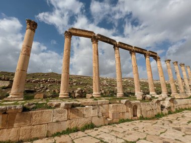 Jerash, Ürdün-28 Şubat 2023: Jerash şehrinde antik Roma yapıları, Gerasa, Ürdün, hipodrom, amfiteateatr, antik Roma medeniyetinin kumdan ve mermer taştan yapılmış sütunları.