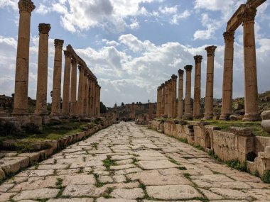 Jerash, Ürdün-28 Şubat 2023: Jerash şehrinde antik Roma yapıları, Gerasa, Ürdün, hipodrom, amfiteateatr, antik Roma medeniyetinin kumdan ve mermer taştan yapılmış sütunları.