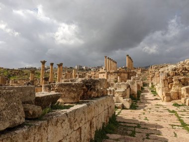 Jerash, Ürdün-28 Şubat 2023: Jerash şehrinde antik Roma yapıları, Gerasa, Ürdün, hipodrom, amfiteateatr, antik Roma medeniyetinin kumdan ve mermer taştan yapılmış tiyatro ve sütunları, Jarash