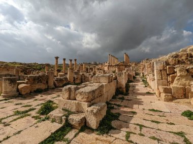 Jerash, Ürdün-28 Şubat 2023: Jerash şehrinde antik Roma yapıları, Gerasa, Ürdün, hipodrom, amfiteateatr, antik Roma medeniyetinin kumdan ve mermer taştan yapılmış tiyatro ve sütunları, Jarash
