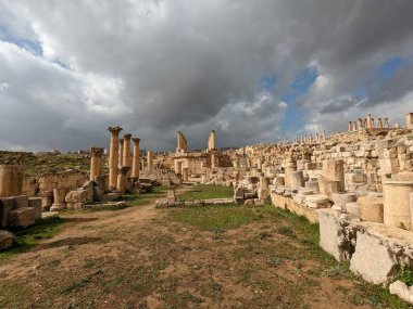 Jerash, Ürdün-28 Şubat 2023: Jerash şehrinde antik Roma yapıları, Gerasa, Ürdün, hipodrom, amfiteateatr, antik Roma medeniyetinin kumdan ve mermer taştan yapılmış tiyatro ve sütunları, Jarash