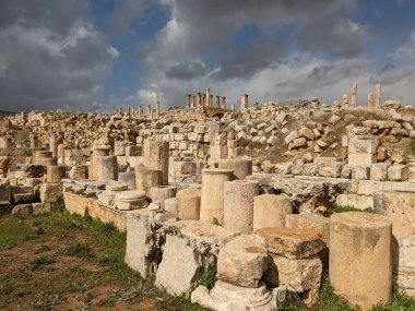 Jerash, Ürdün-28 Şubat 2023: Jerash şehrinde antik Roma yapıları, Gerasa, Ürdün, hipodrom, amfiteateatr, antik Roma medeniyetinin kumdan ve mermer taştan yapılmış tiyatro ve sütunları, Jarash