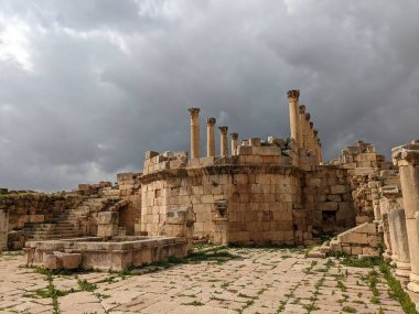 Jerash, Ürdün-28 Şubat 2023: Jerash şehrinde antik Roma yapıları, Gerasa, Ürdün, hipodrom, amfiteateatr, antik Roma medeniyetinin kumdan ve mermer taştan yapılmış tiyatro ve sütunları, Jarash