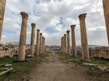 Jerash, Ürdün-28 Şubat 2023: Jerash şehrinde antik Roma yapıları, Gerasa, Ürdün, hipodrom, amfiteateatr, antik Roma medeniyetinin kumdan ve mermer taştan yapılmış tiyatro ve sütunları, Jarash