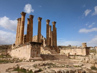 Jerash, Ürdün-28 Şubat 2023: Jerash şehrinde antik Roma yapıları, Gerasa, Ürdün, hipodrom, amfiteateatr, antik Roma medeniyetinin kumdan ve mermer taştan yapılmış tiyatro ve sütunları, Jarash