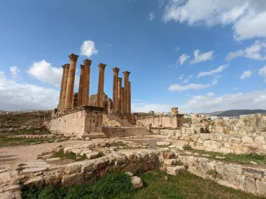 Jerash, Ürdün-28 Şubat 2023: Jerash şehrinde antik Roma yapıları, Gerasa, Ürdün, hipodrom, amfiteateatr, antik Roma medeniyetinin kumdan ve mermer taştan yapılmış tiyatro ve sütunları, Jarash