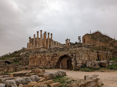 Jerash, Ürdün-28 Şubat 2023: Jerash şehrinde antik Roma yapıları, Gerasa, Ürdün, hipodrom, amfiteateatr, antik Roma medeniyetinin kumdan ve mermer taştan yapılmış tiyatro ve sütunları, Jarash