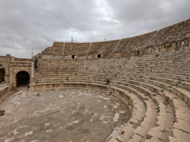 Jerash, Ürdün-28 Şubat 2023: Jerash şehrinde antik Roma yapıları, Gerasa, Ürdün, hipodrom, amfiteateatr, antik Roma medeniyetinin kumdan ve mermer taştan yapılmış tiyatro ve sütunları, Jarash