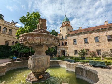 Castolovice, Çek Cumhuriyeti - 24 Ağustos 2023: Castolovice şatosu tarihi barok kalesi Castolovice binası ve gül bahçeleri, Bohemya, Çek-Zamek Castolovice, şato bahçeleri ve çevresindeki park