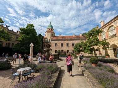 Castolovice, Çek Cumhuriyeti - 24 Ağustos 2023: Castolovice şatosu tarihi barok kalesi Castolovice binası ve gül bahçeleri, Bohemya, Çek-Zamek Castolovice, şato bahçeleri ve çevresindeki park