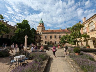 Castolovice, Çek Cumhuriyeti - 24 Ağustos 2023: Castolovice şatosu tarihi barok kalesi Castolovice binası ve gül bahçeleri, Bohemya, Çek-Zamek Castolovice, şato bahçeleri ve çevresindeki park