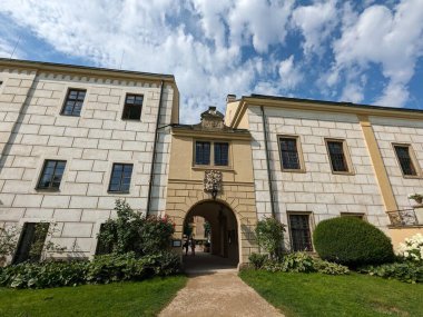 Castolovice, Çek Cumhuriyeti - 24 Ağustos 2023: Castolovice şatosu tarihi barok kalesi Castolovice binası ve gül bahçeleri, Bohemya, Çek-Zamek Castolovice, şato bahçeleri ve çevresindeki park