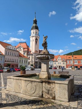 Bilina, Çek Cumhuriyeti-9 Temmuz 2023: Çeşmeler ve kaldırım taşı meydanı, kiliseler ve eski kasabanın üzerindeki şatosu ile Bilina tarihi kent merkezi
