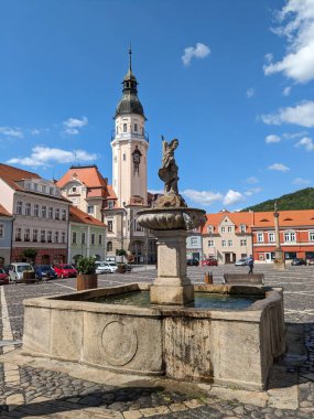 Bilina, Çek Cumhuriyeti-9 Temmuz 2023: Çeşmeler ve kaldırım taşı meydanı, kiliseler ve eski kasabanın üzerindeki şatosu ile Bilina tarihi kent merkezi