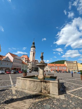 Bilina, Çek Cumhuriyeti-9 Temmuz 2023: Çeşmeler ve kaldırım taşı meydanı, kiliseler ve eski kasabanın üzerindeki şatosu ile Bilina tarihi kent merkezi