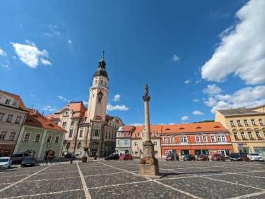 Bilina, Çek Cumhuriyeti-9 Temmuz 2023: Çeşmeler ve kaldırım taşı meydanı, kiliseler ve eski kasabanın üzerindeki şatosu ile Bilina tarihi kent merkezi