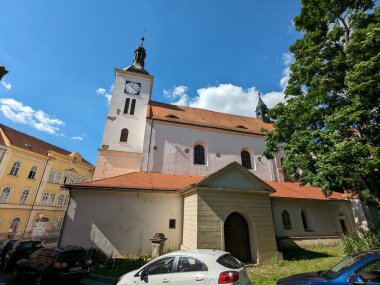 Bilina, Çek Cumhuriyeti-9 Temmuz 2023: Çeşmeler ve kaldırım taşı meydanı, kiliseler ve eski kasabanın üzerindeki şatosu ile Bilina tarihi kent merkezi