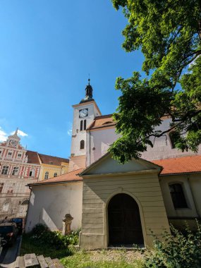 Bilina, Çek Cumhuriyeti-9 Temmuz 2023: Çeşmeler ve kaldırım taşı meydanı, kiliseler ve eski kasabanın üzerindeki şatosu ile Bilina tarihi kent merkezi