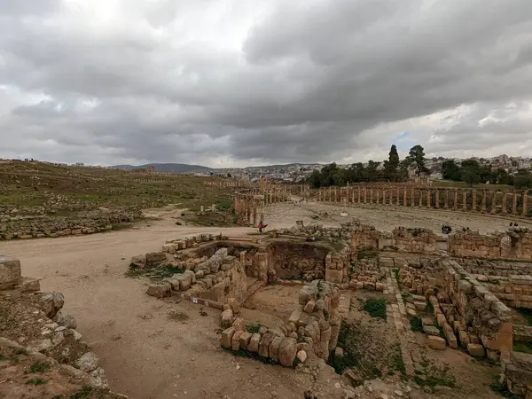 Jerash, Ürdün-28 Şubat 2023: Jerash şehrinde antik Roma yapıları, Gerasa, Ürdün, hipodrom, amfiteateatr, antik Roma medeniyetinin kumdan ve mermer taştan yapılmış sütunları.