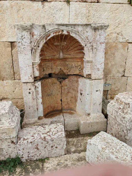 Jerash, Ürdün-28 Şubat 2023: Jerash şehrinde antik Roma yapıları, Gerasa, Ürdün, hipodrom, amfiteateatr, antik Roma medeniyetinin kumdan ve mermer taştan yapılmış sütunları.