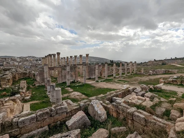 Jerash, Ürdün-28 Şubat 2023: Jerash şehrinde antik Roma yapıları, Gerasa, Ürdün, hipodrom, amfiteateatr, antik Roma medeniyetinin kumdan ve mermer taştan yapılmış tiyatro ve sütunları, Jarash