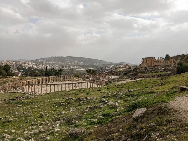 Jerash, Ürdün-28 Şubat 2023: Jerash şehrinde antik Roma yapıları, Gerasa, Ürdün, hipodrom, amfiteateatr, antik Roma medeniyetinin kumdan ve mermer taştan yapılmış tiyatro ve sütunları, Jarash