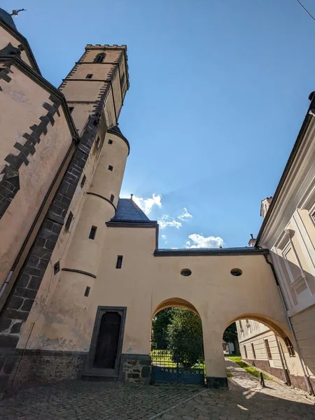 Bavorov, Çek Cumhuriyeti-26 Ağustos 2023: Bavorov hisotorik bohem şehir merkezi ve eski kasaba meydanı çevresindeki caddeler ve kulesi olan kilise