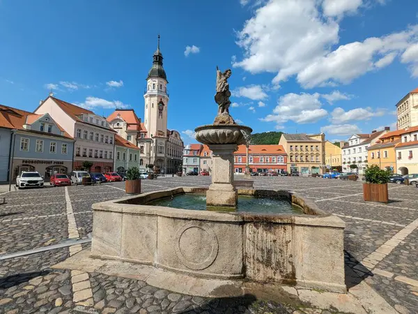 Bilina, Çek Cumhuriyeti-9 Temmuz 2023: Çeşmeler ve kaldırım taşı meydanı, kiliseler ve eski kasabanın üzerindeki şatosu ile Bilina tarihi kent merkezi