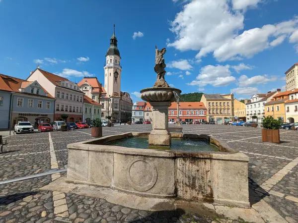 Bilina, Çek Cumhuriyeti-9 Temmuz 2023: Çeşmeler ve kaldırım taşı meydanı, kiliseler ve eski kasabanın üzerindeki şatosu ile Bilina tarihi kent merkezi